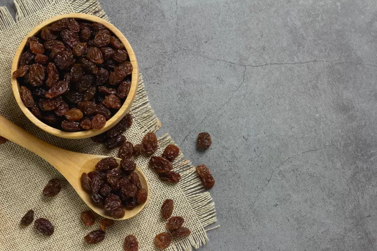 dried raisins bowl table